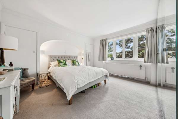 Flat Courtlands in Greater London