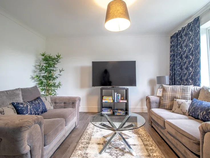 Flat Edward Avenue in Renfrew