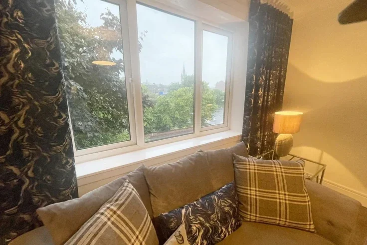 Flat Edward Avenue in Renfrew