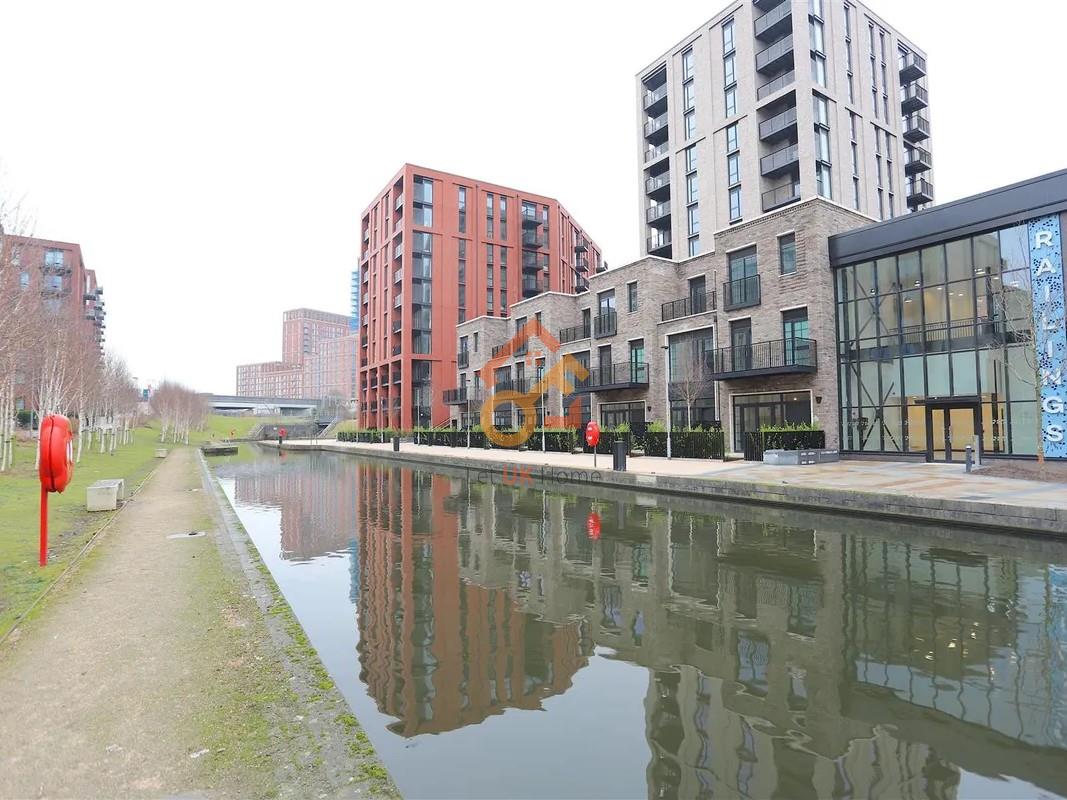 Flat Pennine Lane in Golborne