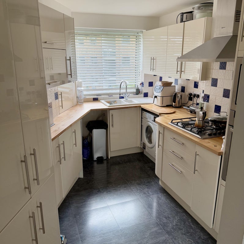 Room Abbotts Close in Greater London