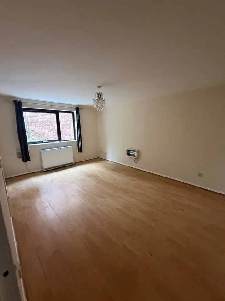 Flat Gurney Close in Greater London