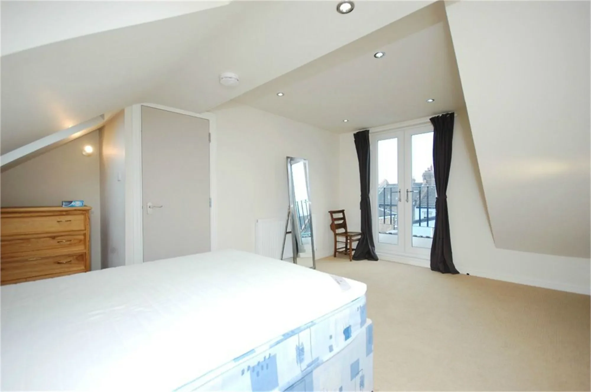 Flat Greyhound Road in Greater London