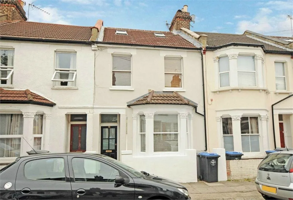 Flat Greyhound Road in Greater London