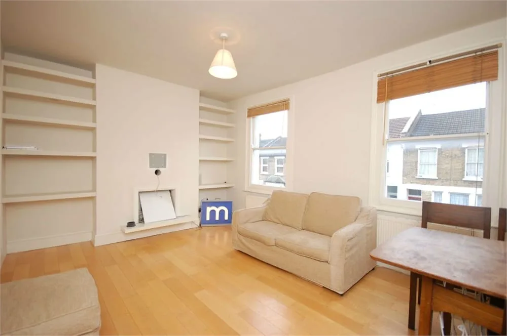 Flat Greyhound Road in Greater London