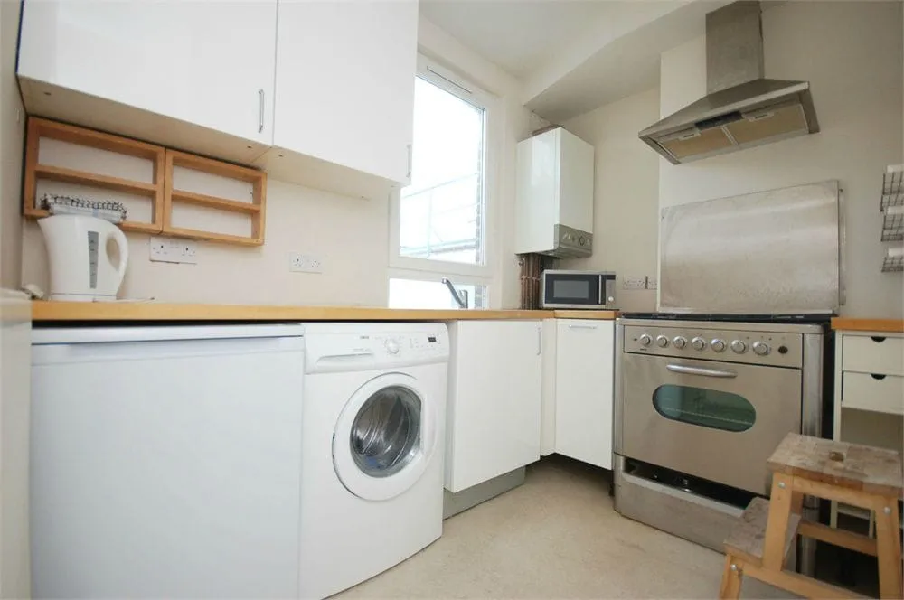 Flat Greyhound Road in Greater London