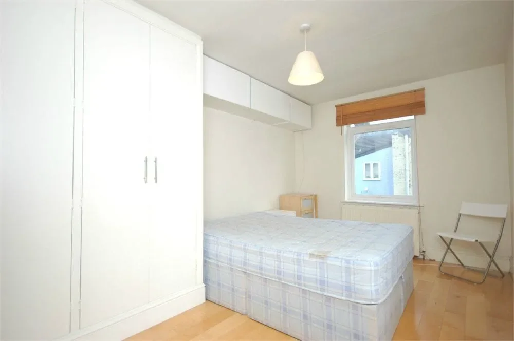 Flat Greyhound Road in Greater London