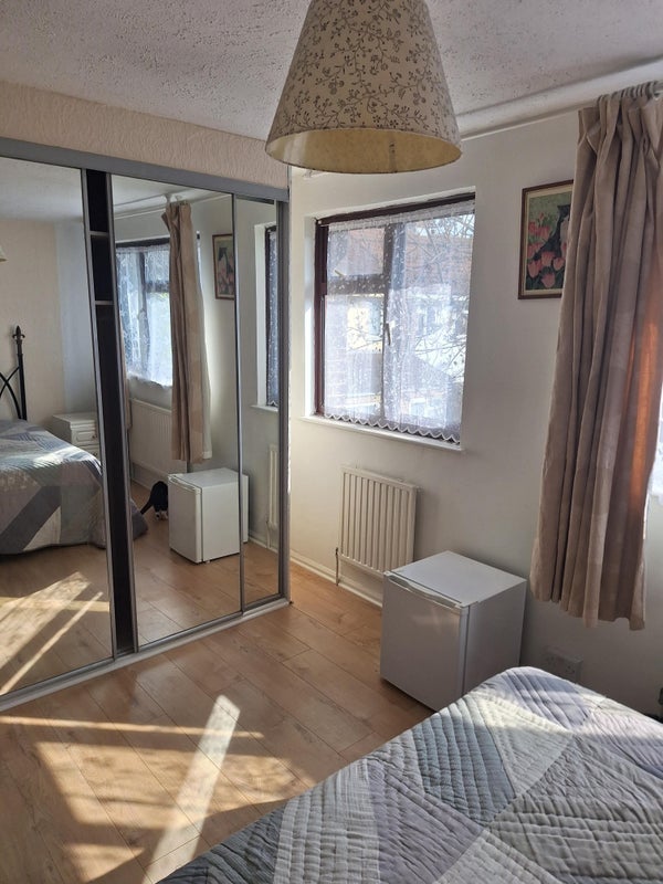 Room Tate Road in Greater London