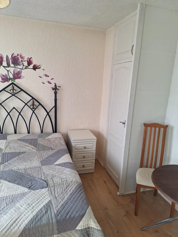 Room Tate Road in Greater London