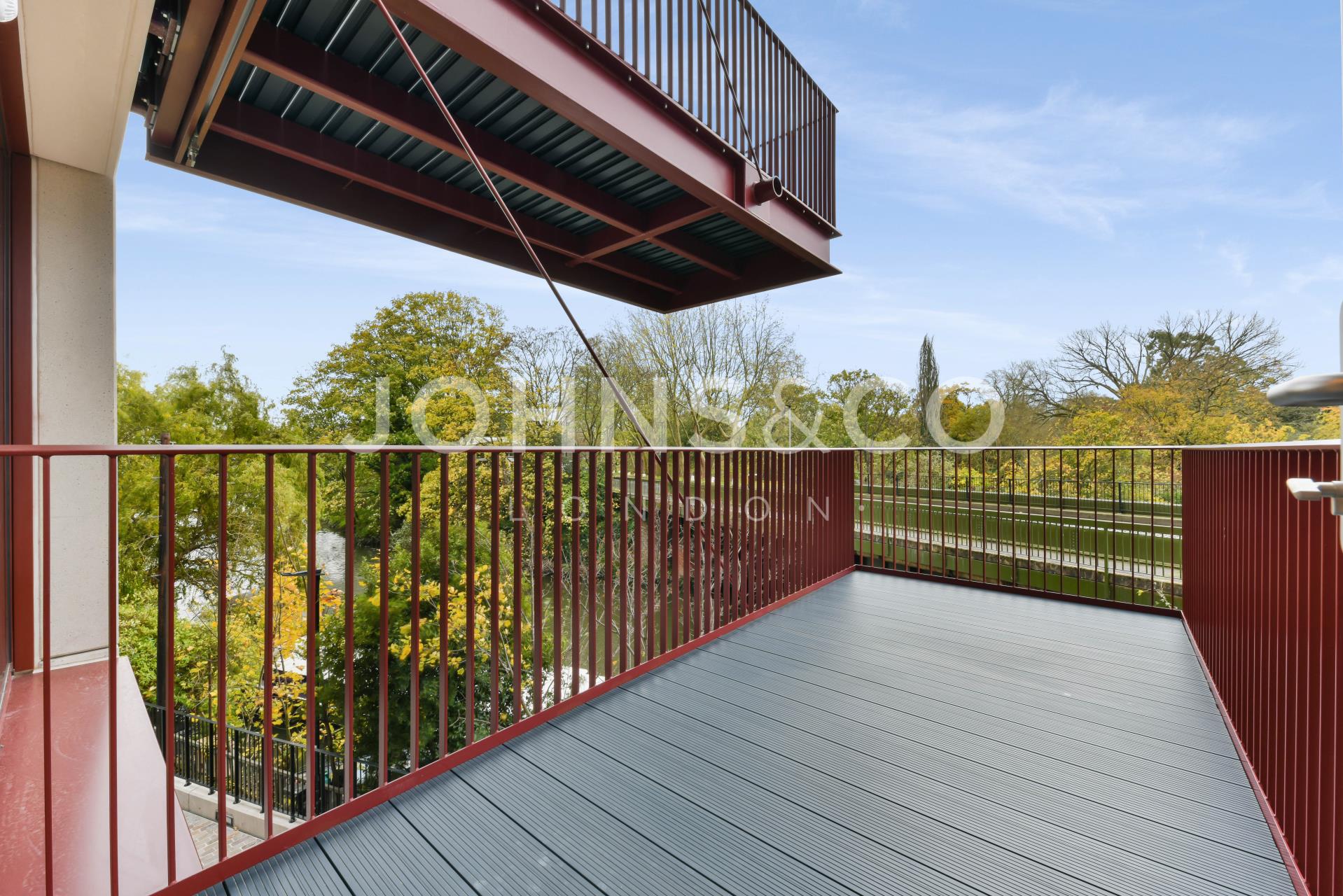 Flat Kingham Avenue in Greater London