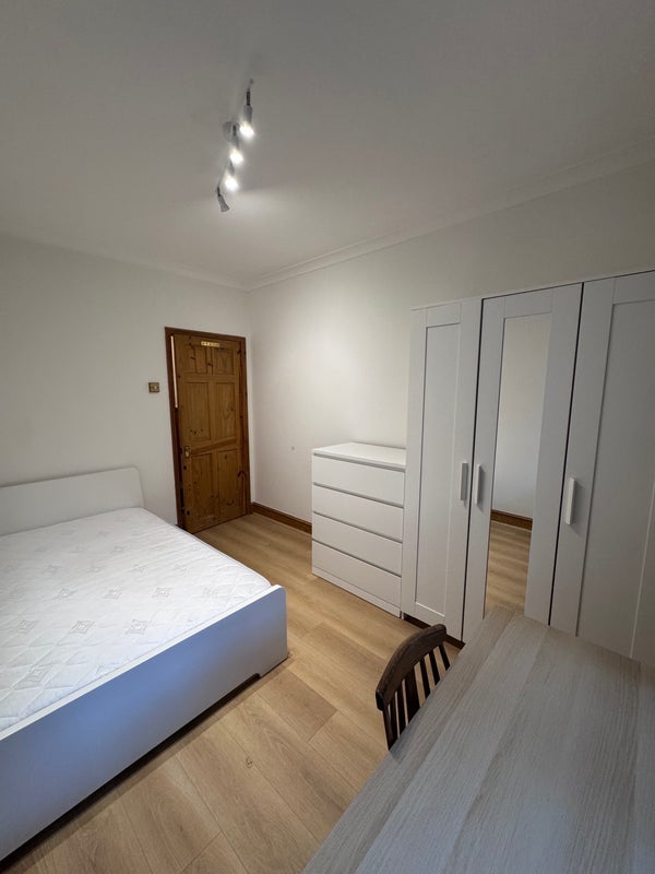 Flat Tennis Street in Greater London