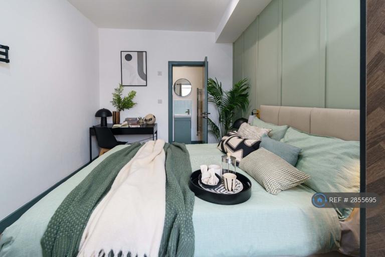 Room Grange Avenue in Warrington