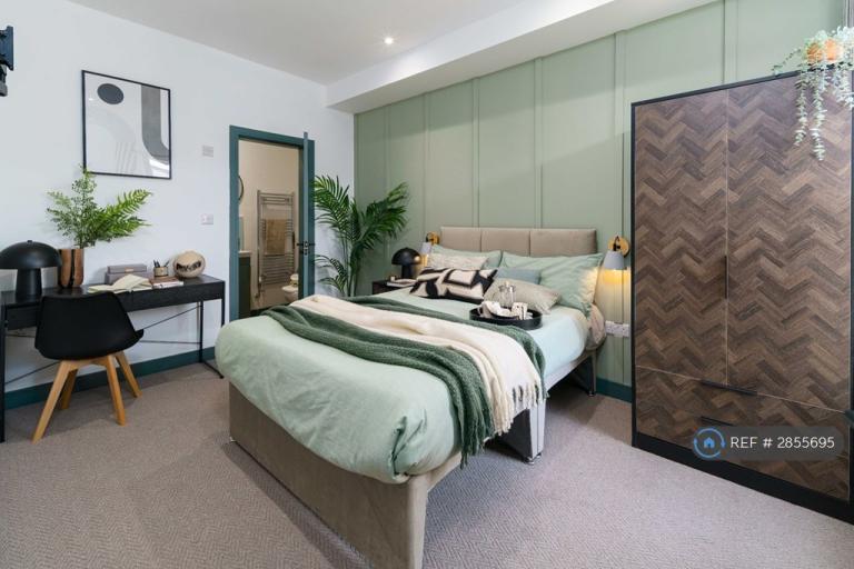 Room Grange Avenue in Warrington