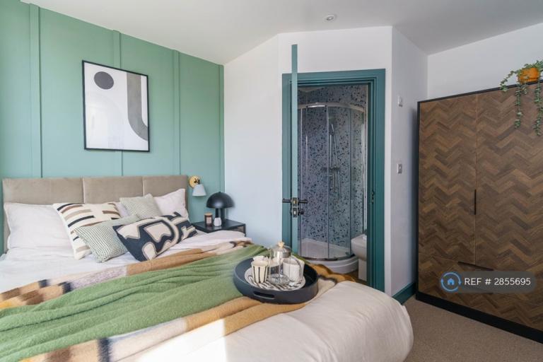 Room Grange Avenue in Warrington
