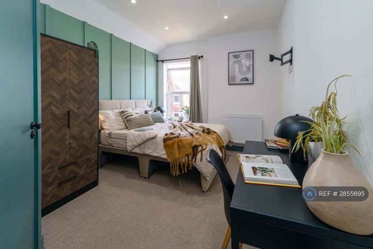 Room Grange Avenue in Warrington