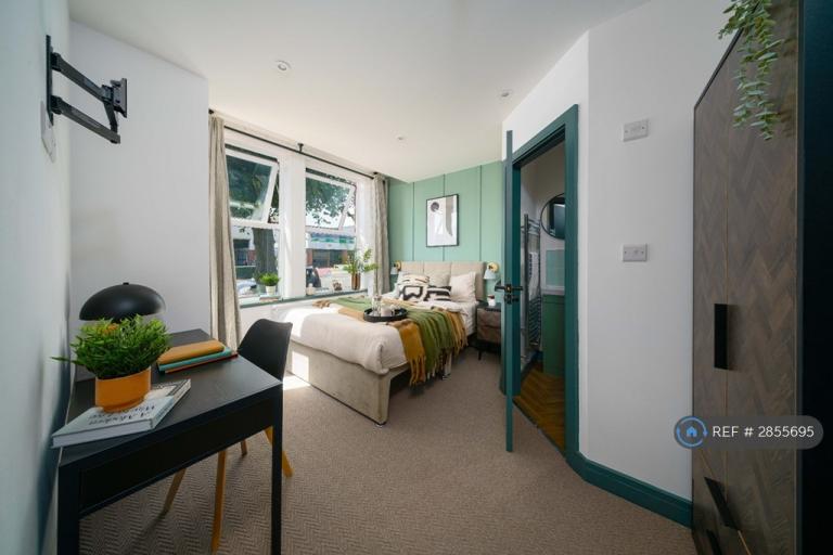 Room Grange Avenue in Warrington