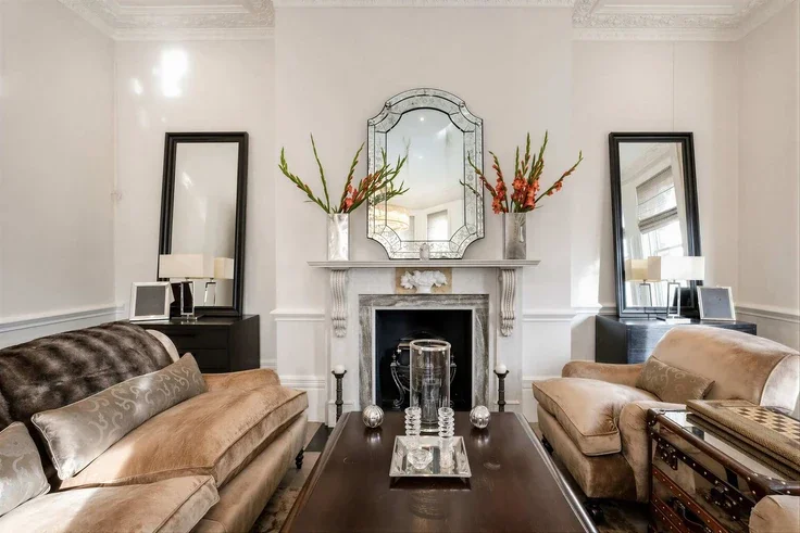 Flat Herbert Crescent in Greater London