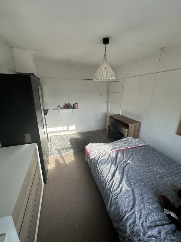 Room Cheverton Road in Birmingham