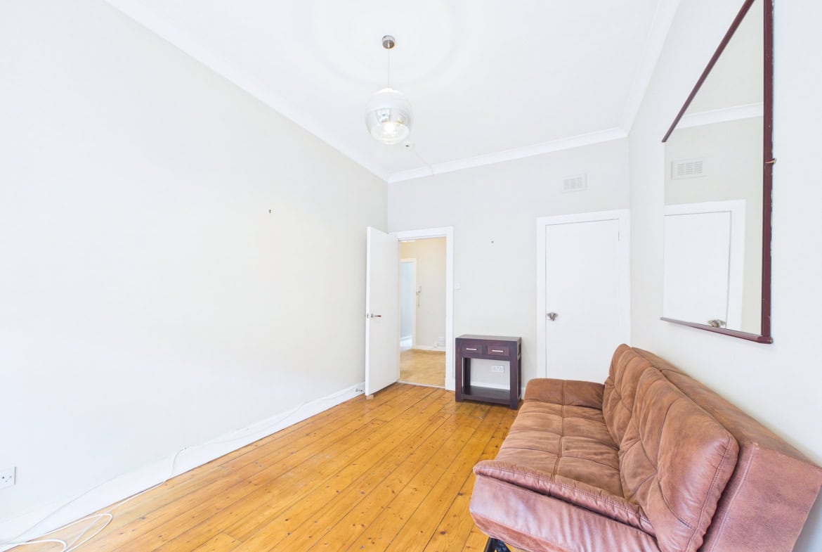 Flat Medwyn Street in Glasgow