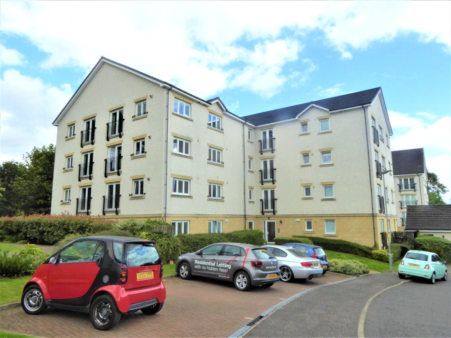 Flat Kelvindale Court in Glasgow