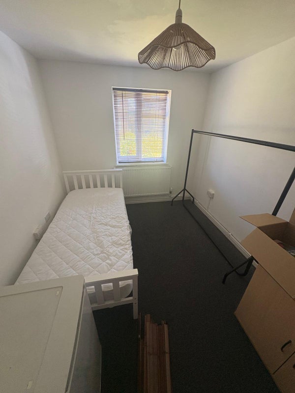 Room Hobart Close in Greater London