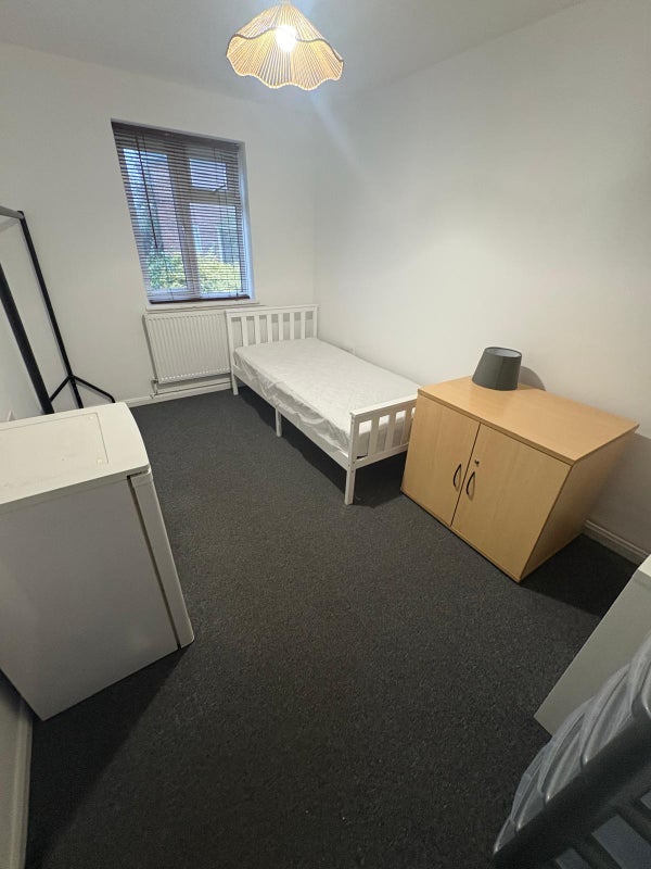 Room Hobart Close in Greater London