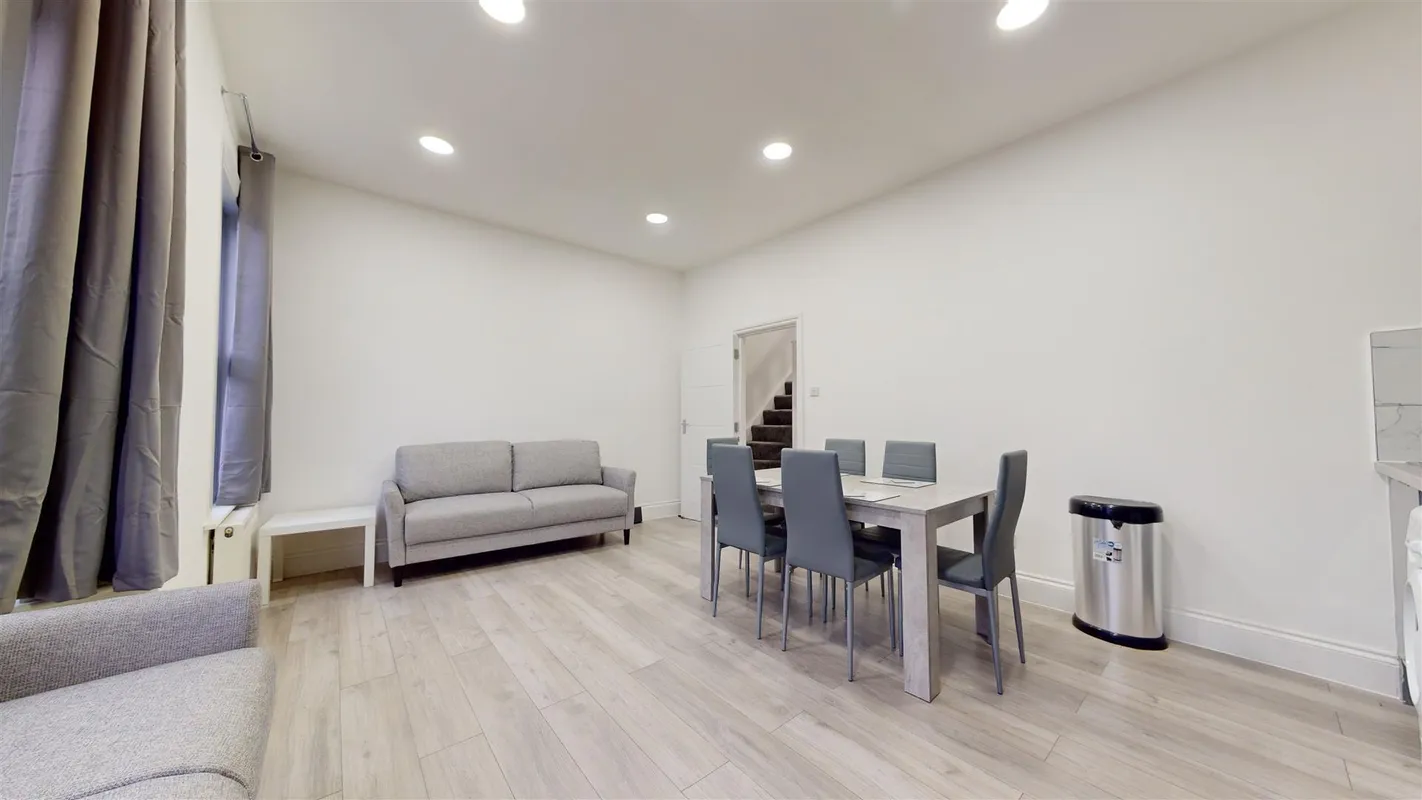 Room Oaklands Road in Greater London