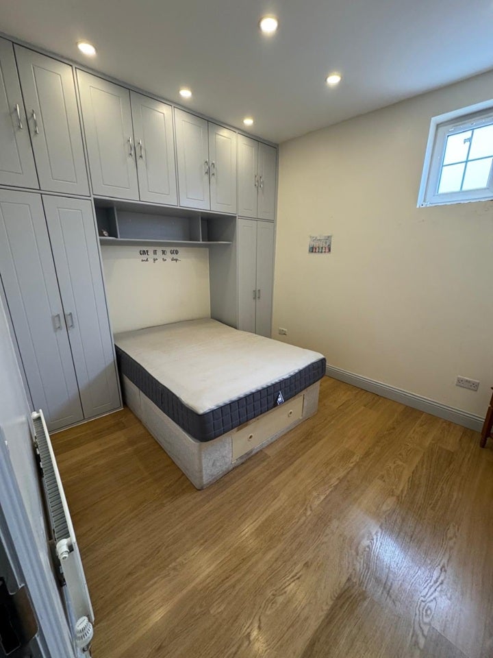 Flat Greyhound Road in Greater London
