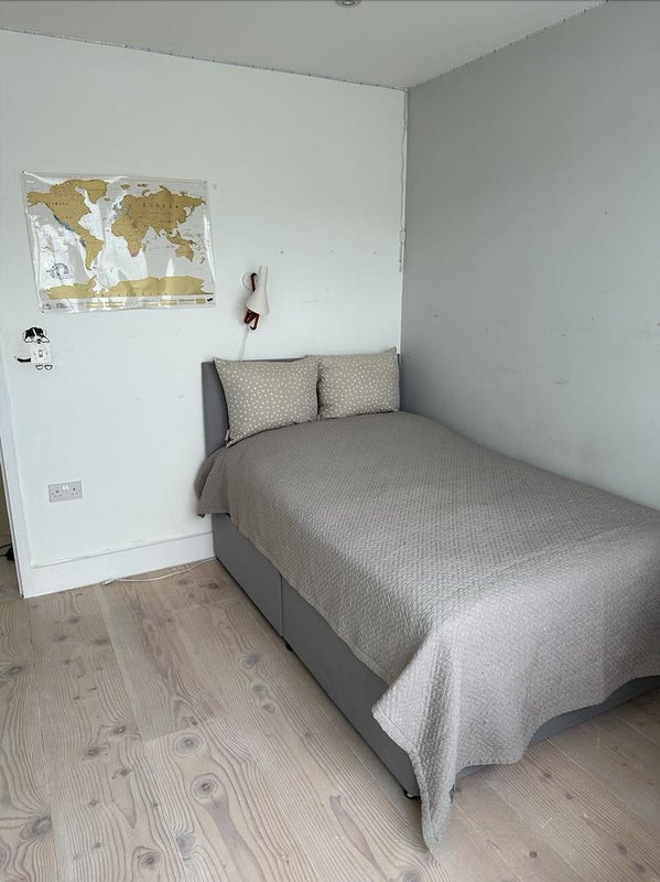 Room Kinnear Road in Greater London