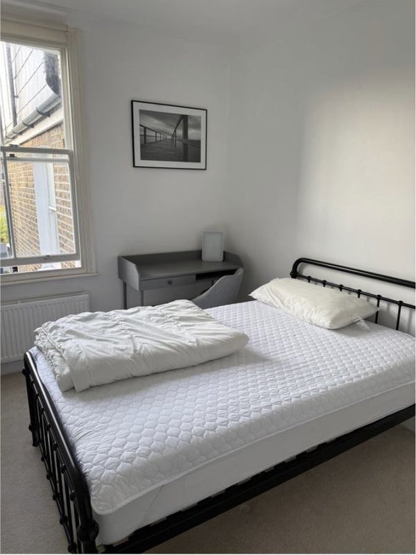 Room Kinnear Road in Greater London