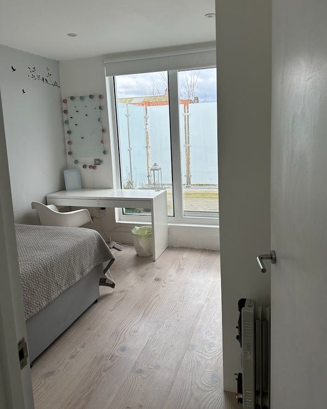 Room Kinnear Road in Greater London
