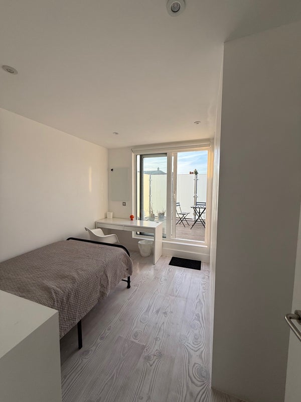 Room Kinnear Road in Greater London