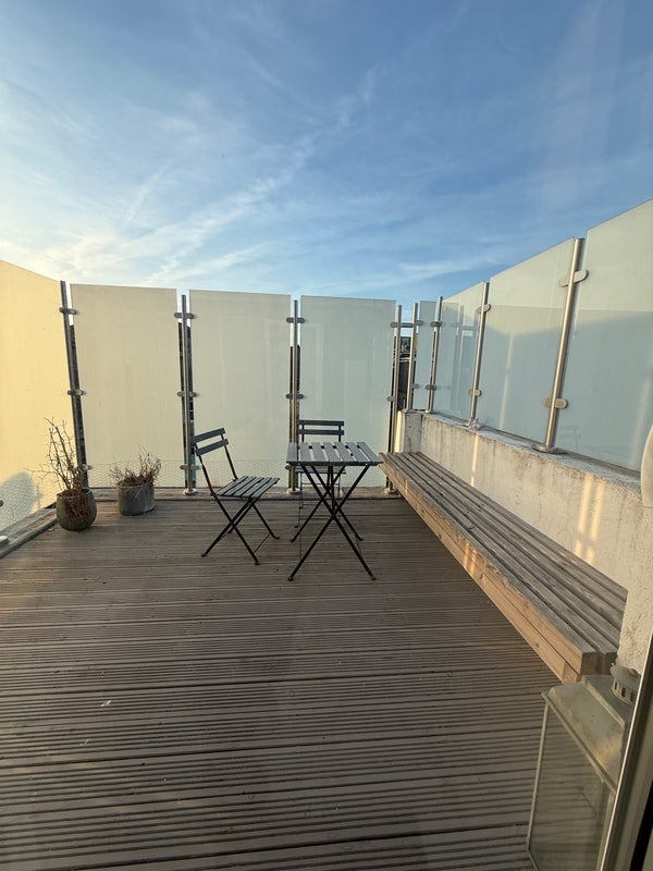 Room Kinnear Road in Greater London