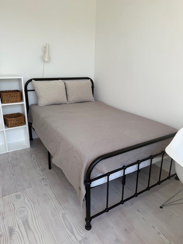Room Kinnear Road in Greater London