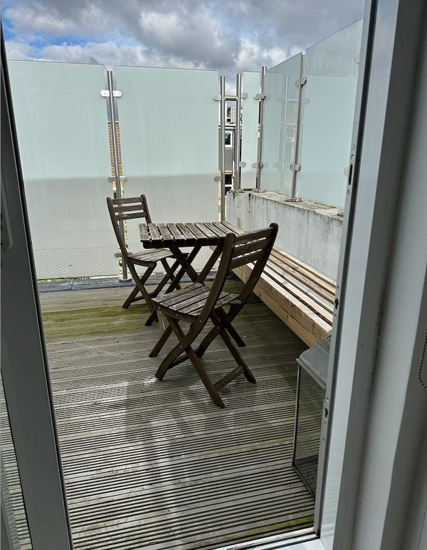 Room Kinnear Road in Greater London