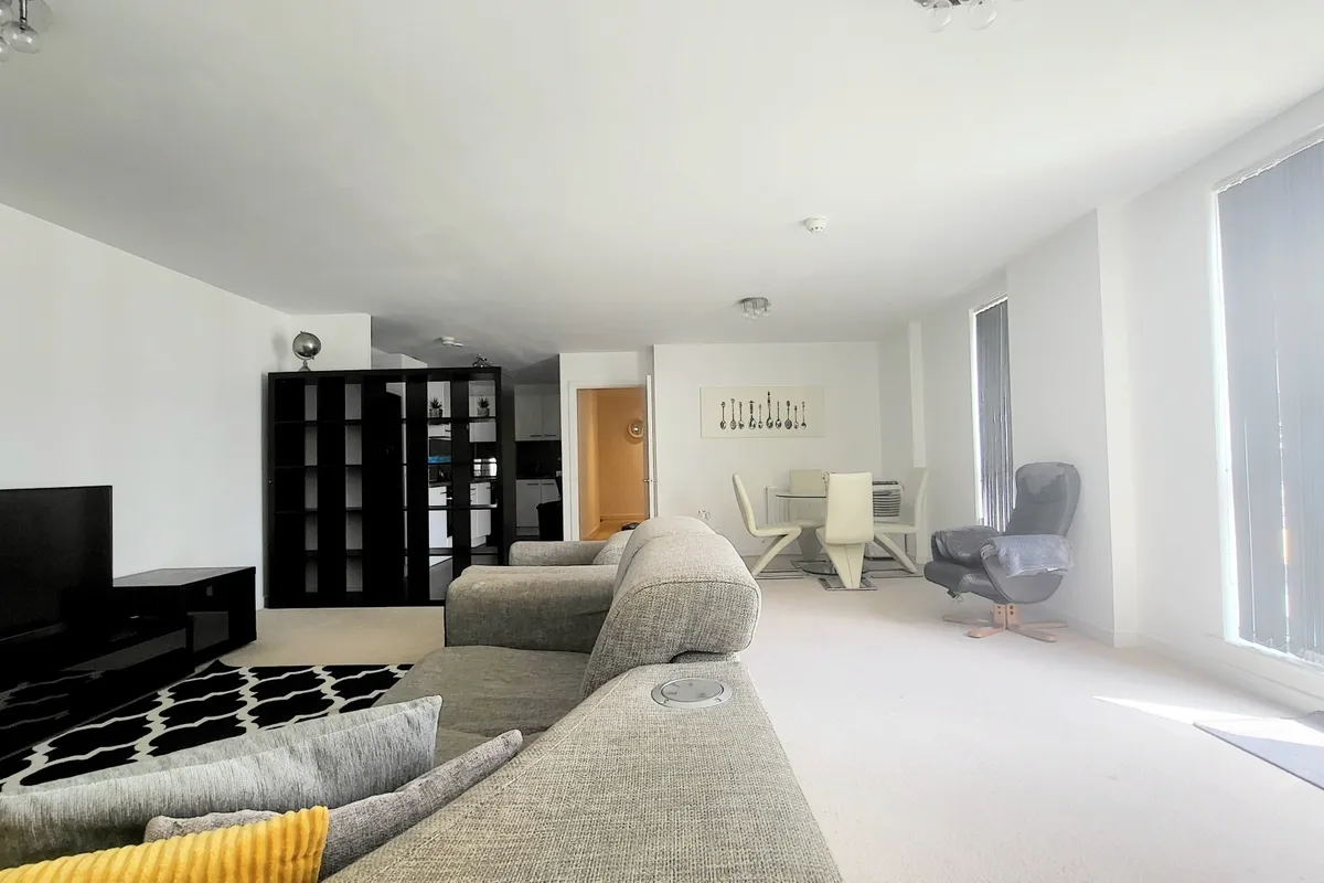 Flat Violet Road in Greater London