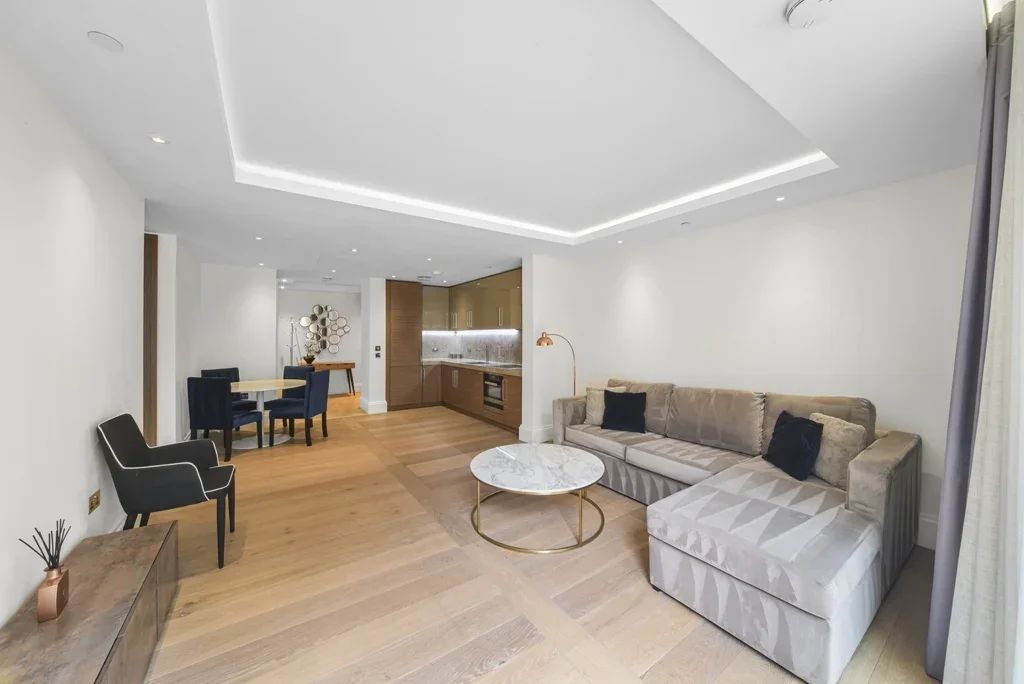 Flat Surrey Street in City of Westminster