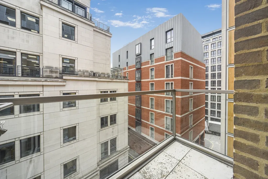 Flat Surrey Street in City of Westminster