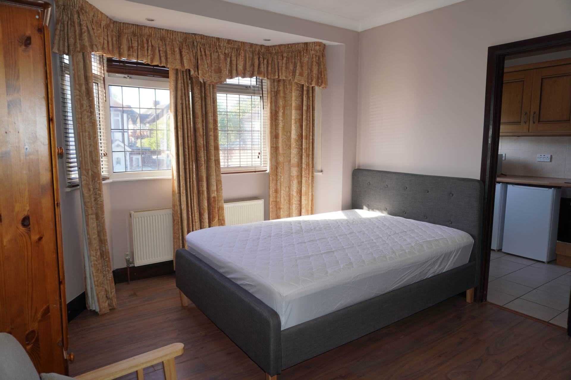Flat Gunnersbury Lane in Greater London