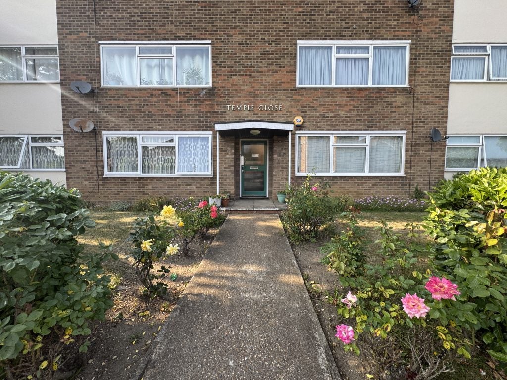 Flat Temple Close in Greater London