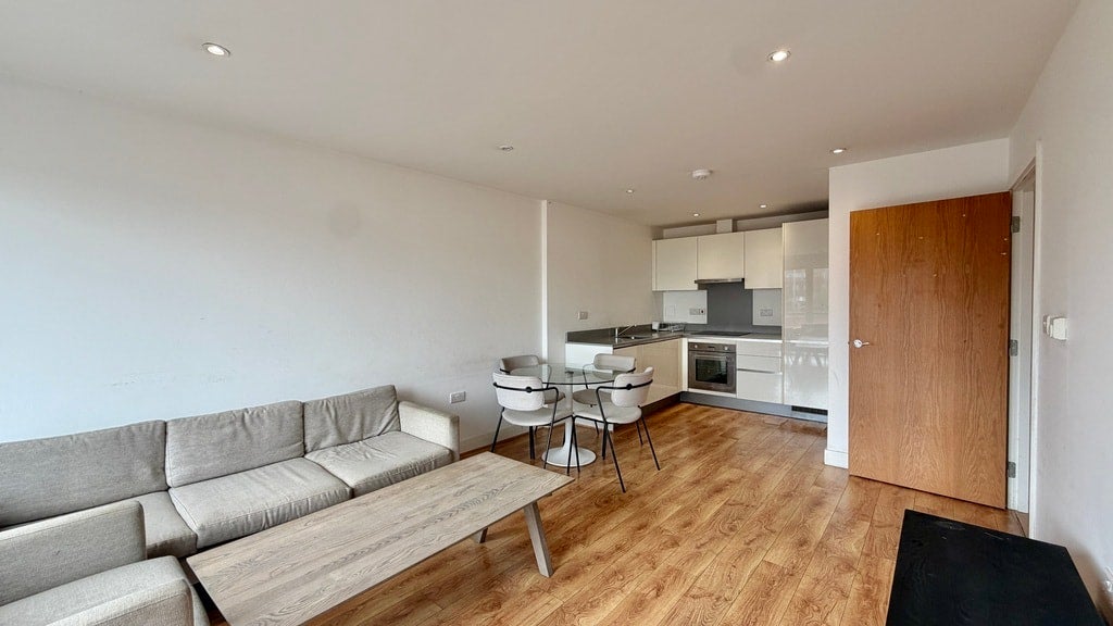 Flat Greenhill Way in Greater London