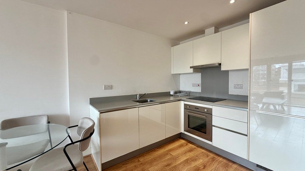 Flat Greenhill Way in Greater London
