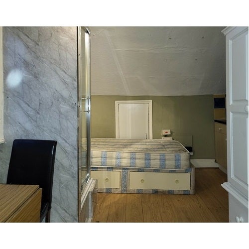Room Bath Road in Greater London