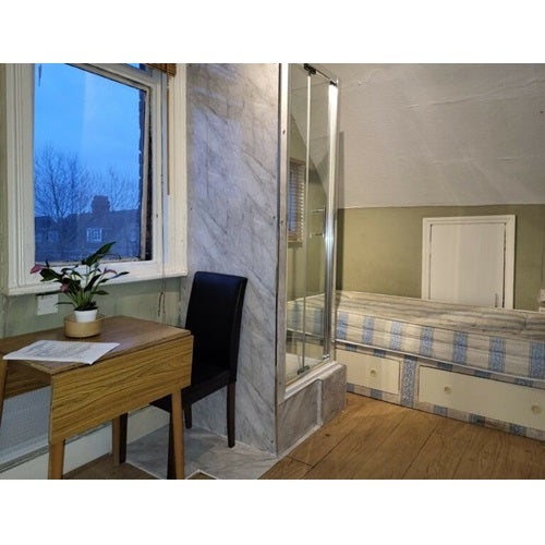 Room Bath Road in Greater London
