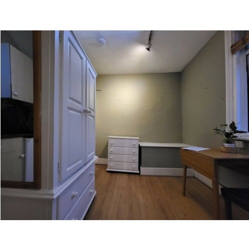 Room Bath Road in Greater London