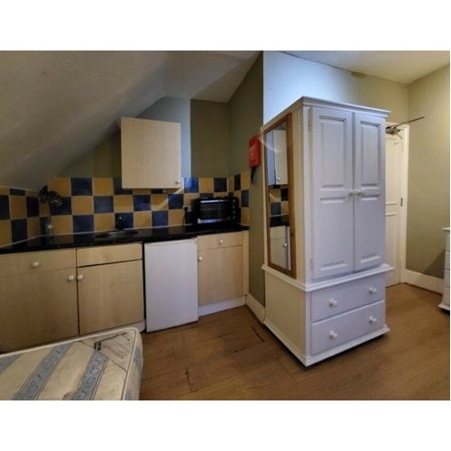 Room Bath Road in Greater London