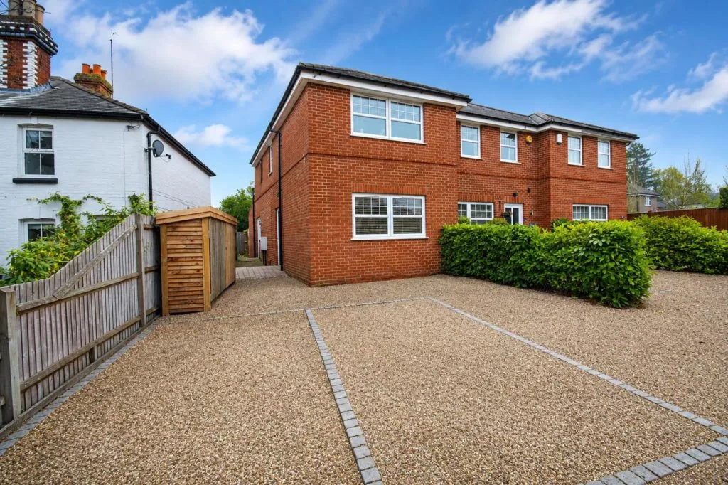 Flat Little Bookham Street in Mole Valley