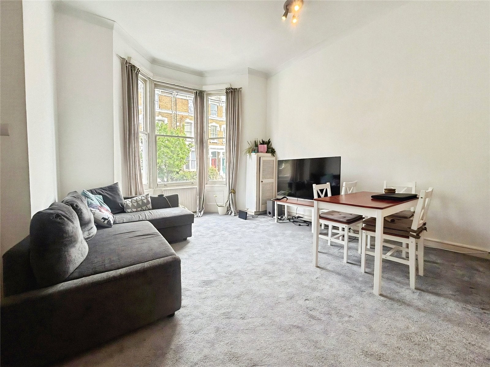 Flat Fielding Road in Greater London