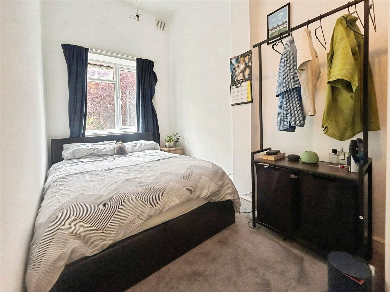 Flat Fielding Road in Greater London
