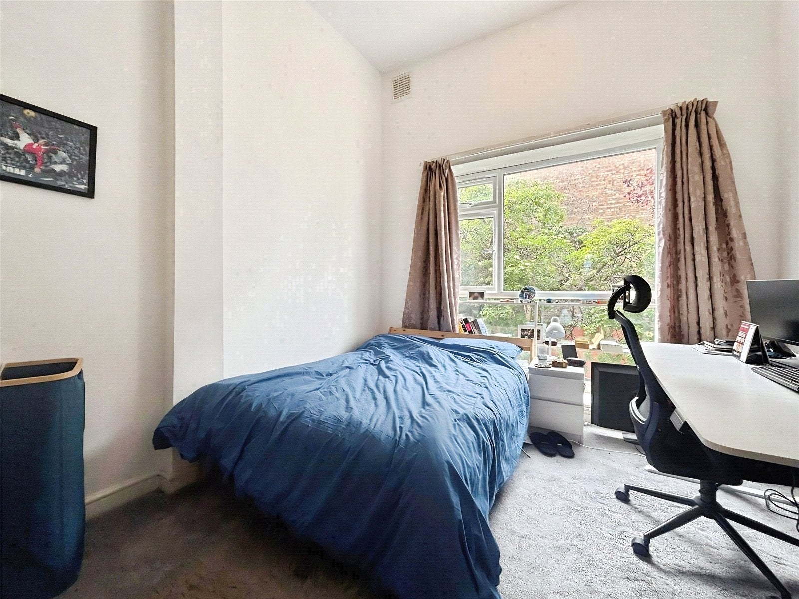 Flat Fielding Road in Greater London